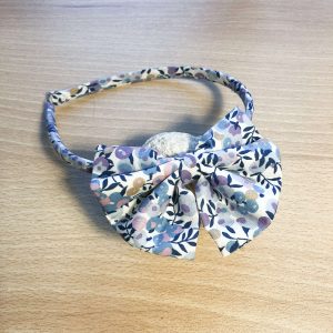 serre-tête liberty wiltshire lilas avec un noeud rembourré pour enfant