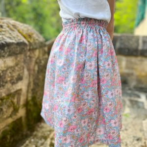 détail d'une jupe en liberty meadow song petals portée par une petite fille.