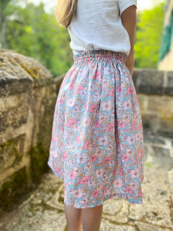 détail d'une jupe en liberty meadow song petals portée par une petite fille.