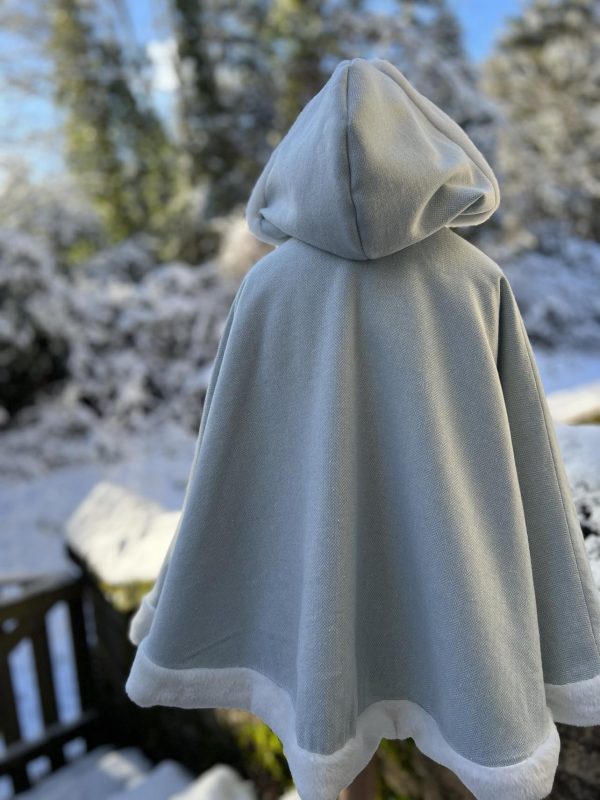 cape de la reine des neiges bleue en lainage avec fourrure blanche